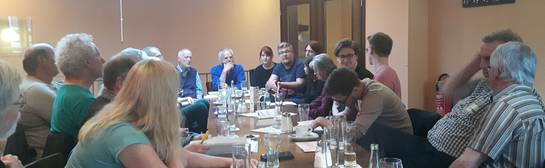 Etwa 20 Zeitzeugen und 6 StudentInnen bei der engagierten Diskussion (Foto: Juliane Dickel)