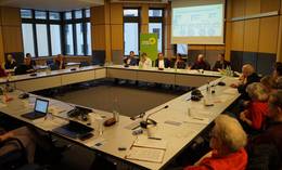 Expertenrunde: Tom Jürgens (ganz links), Podium: Burghard Rosen (BGZ), Physiker Wolfgang Neumann, Bürgermeister Olaf Schulze (Geesthacht / ASKETA), Miriam Staudte (MdL), Wolfgang Ehmke (BI Lüchow-Dannenberg) und Moritz Riemann vom Forschungsverbund ENTRIA.  Foto: (c) Juliane Dickel