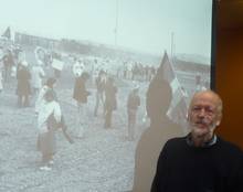 Ausstellungsmacher Gelderblom vor Demo-Foto