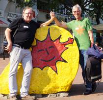 Hochaktiv und zuversichtlich: Karsten Schmeißner und Achim Müller-Blank am Gorleben-Stein in Hannover (Foto: Juliane Dickel)