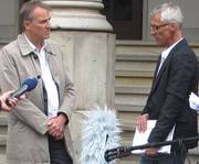 Juni 2014: Karsten Schmeissner übergibt Minister Wenzel 4200 Unterschriften für die sofortige Stilllegung des AKW Grohnde