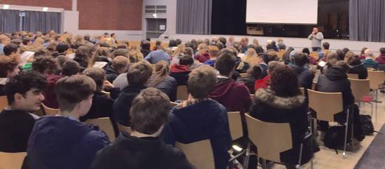 Der Umweltjournalisten Alexander Tetsch informierte am 11. März 2016 im Ratsgymnasium in Stadthagen über Fukushima